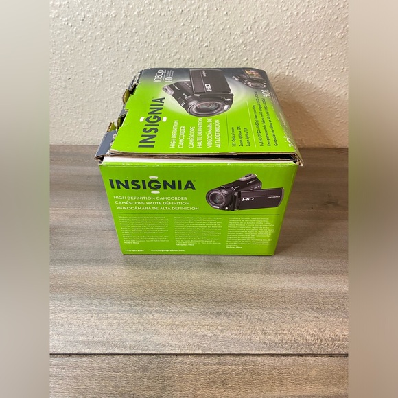 INSIGNIA HD CAMCORDER Touch Screen Display, 10 megapixels, Free selfie stick - Picture 2 of 14